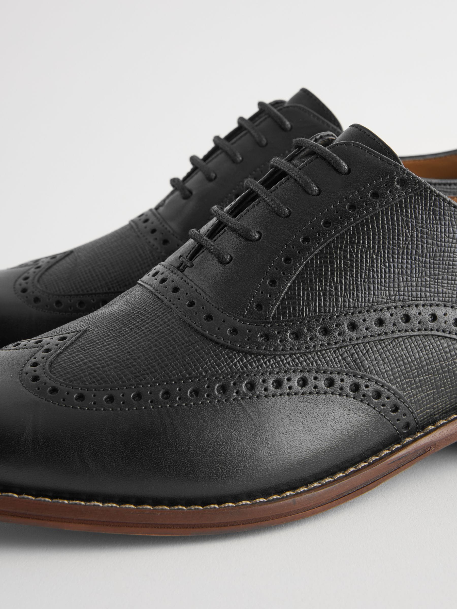 VET365 Black Leather Wing Cap Brogue Shoes - Image 4