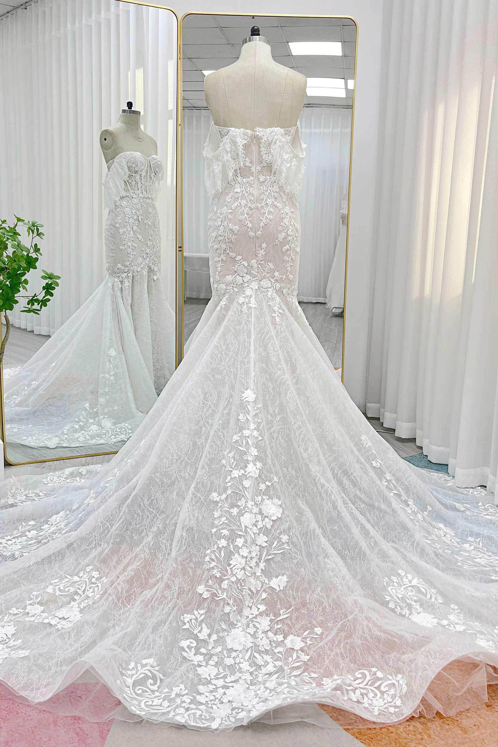 VET424 Trumpet-Mermaid Court Train Lace Tulle Wedding Dress - Image 2
