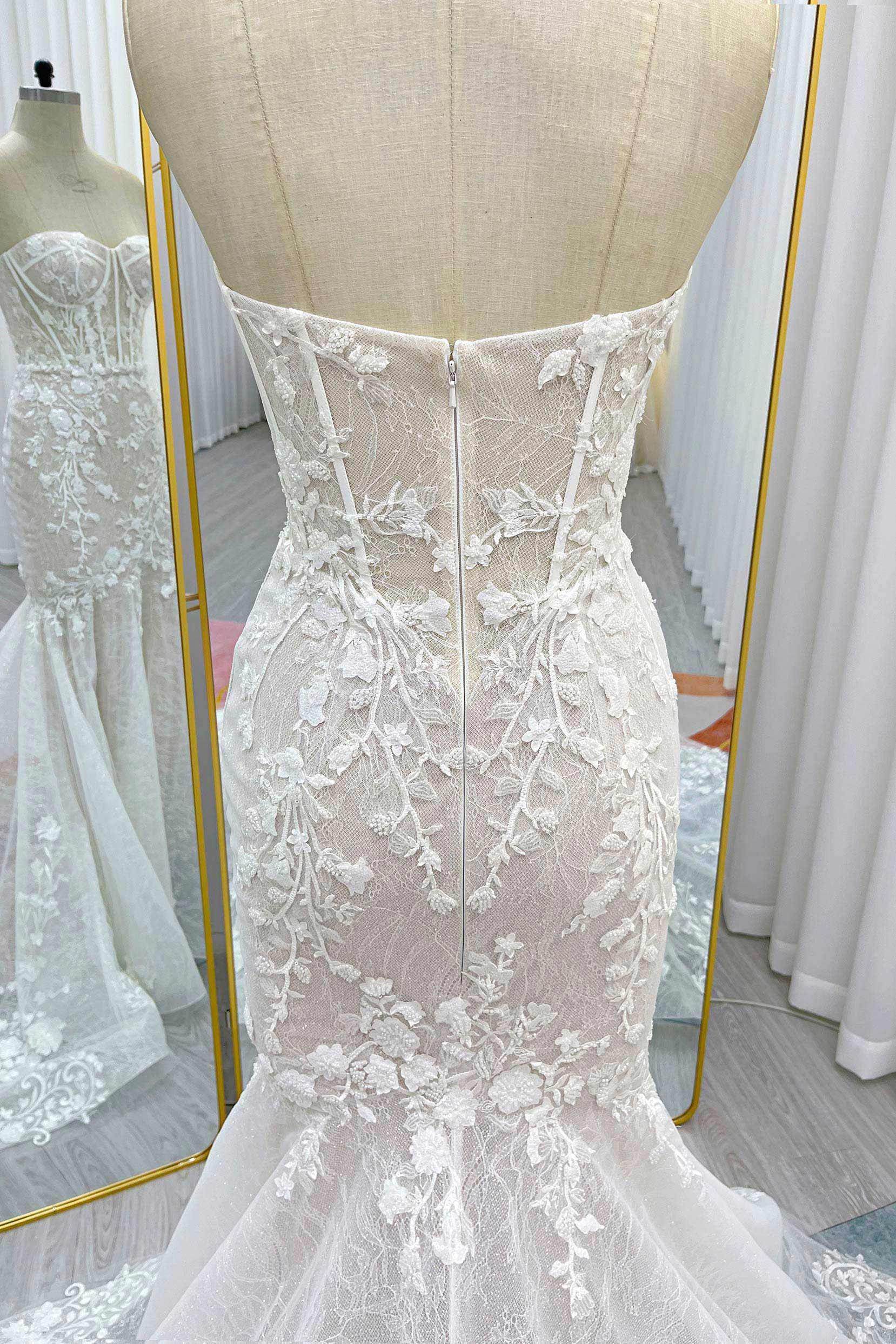 VET424 Trumpet-Mermaid Court Train Lace Tulle Wedding Dress - Image 10