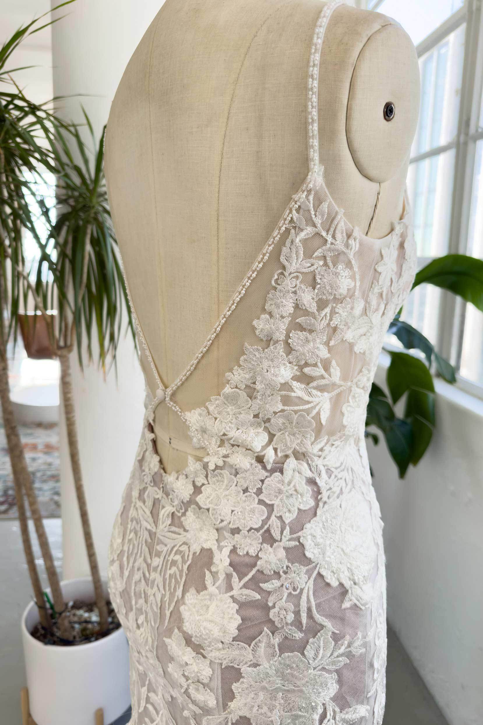 VET430 Trumpet-Mermaid Court Train Lace Tulle Wedding Dress - Image 6