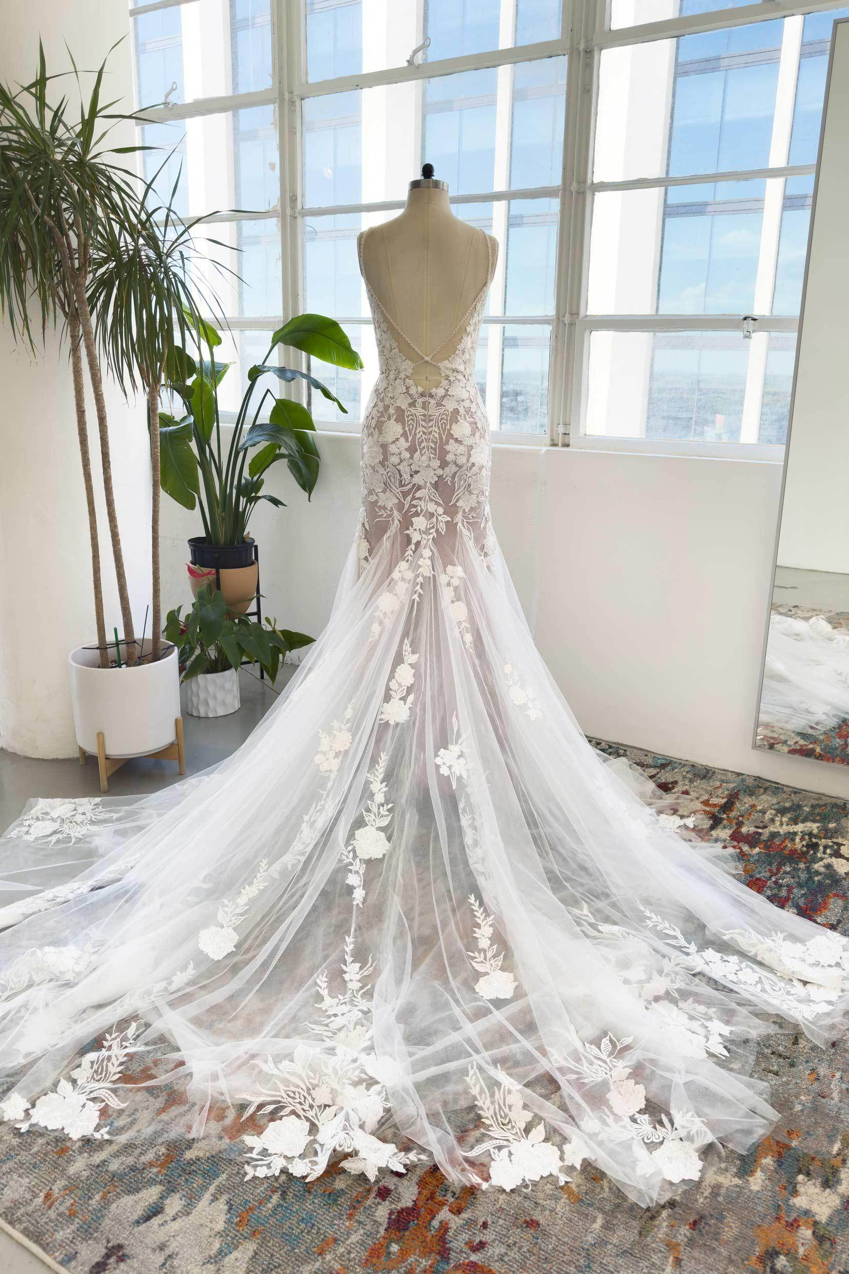 VET430 Trumpet-Mermaid Court Train Lace Tulle Wedding Dress - Image 2