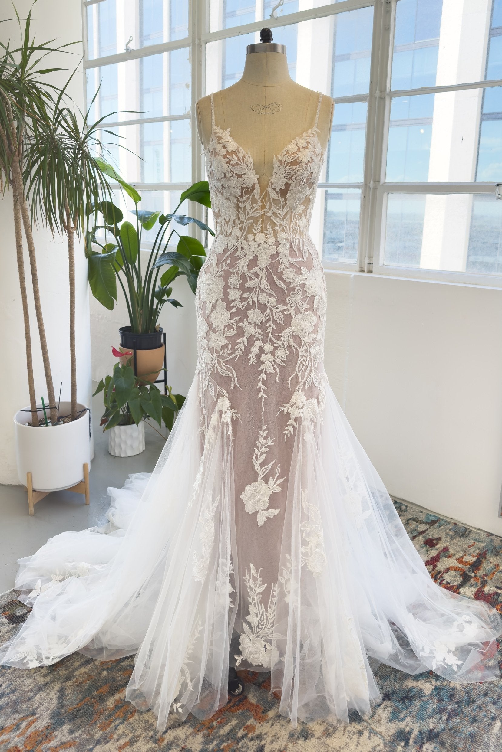 VET430 Trumpet-Mermaid Court Train Lace Tulle Wedding Dress - Image 3